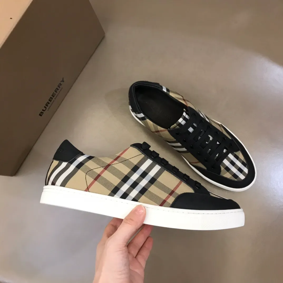 p360 "BURBERR*" men's classic low-top sneakers are reinterpreted in Vintage checkered cotton and matte calfskin, decorated with a new brand logo. First-layer sheepskin lining, embossed Burberry logo on the heel, and original TPU outsole! Size: 38-44
